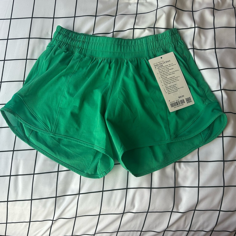Kelly Green Lululemon Shorts Low-Rise Hotty Hot 4"